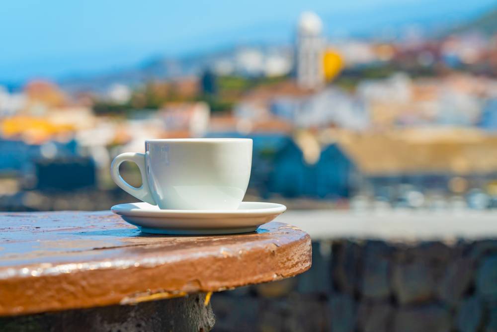 Le Café suspendu, geste simple et solidaire en faveur des plus démunis - Café Joyeux