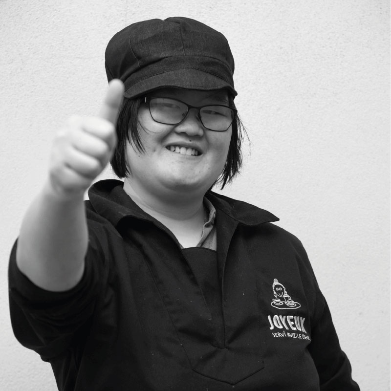 Café Joyeux : Cecile, happy team member at the coffee shop in Rennes, rue Vasselot