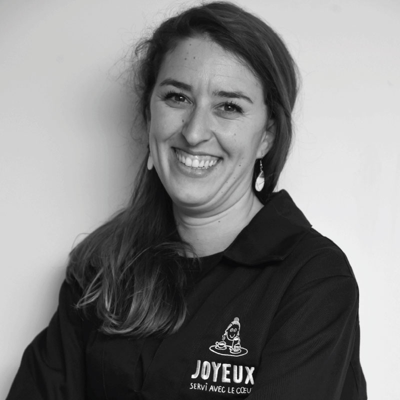 Café Joyeux Bordeaux Blandine, manager joyeuse vous accueille et vous sert avec le coeur