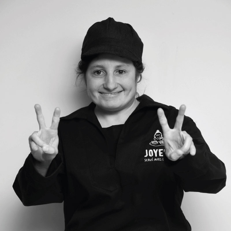 Café Joyeux Bordeaux Charlotte, a cheerful team member, welcomes you and serves you from the heart