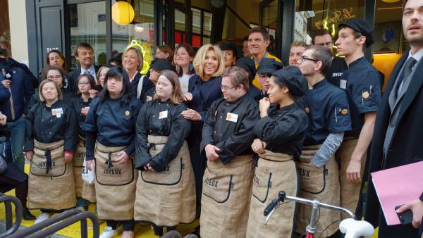 Café Joyeux: Brigitte Macron huldigt de coffeeshop op de Champs-Elysées in ten voordele van mensen met mentale en cognitieve handicaps