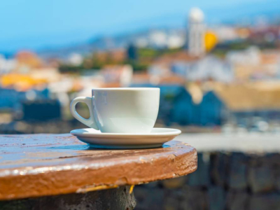 LE CAFÉ SUSPENDU : UNE TRADITION SOLIDAIRE VENUE D’ITALIE